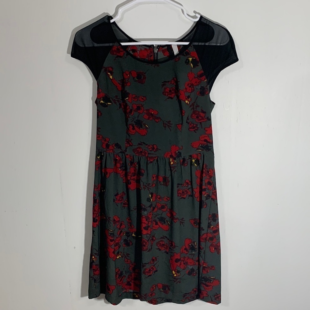 Kensie Fit & Flare summer dress red flowers on gray sheer shoulders Size Small